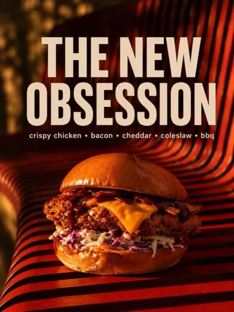 Austin, burger con pollo fritto extra crispy, coleslaw, cheddar, bacon e salsa bbq