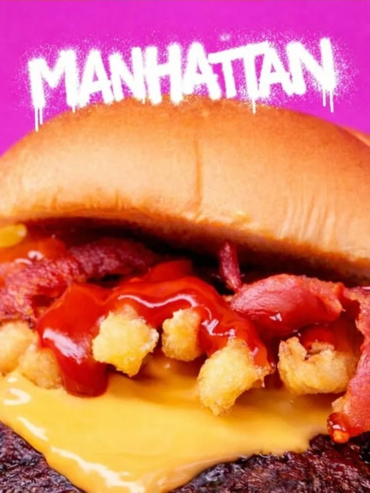 Manhattan, smash di manzo con cheddar, bacon, patatine, ketchup e senape