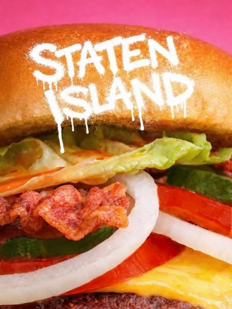 Staten Island, smash di manzo con cheddar, pickles, cipolla fresca, bacon, insalata, pomodoro e Joy's chilli sauce